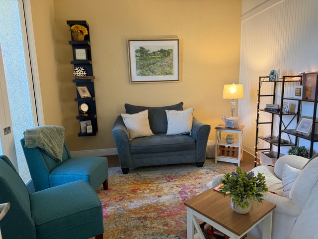 Warm therapy room with colorful area rug and comfortable seating